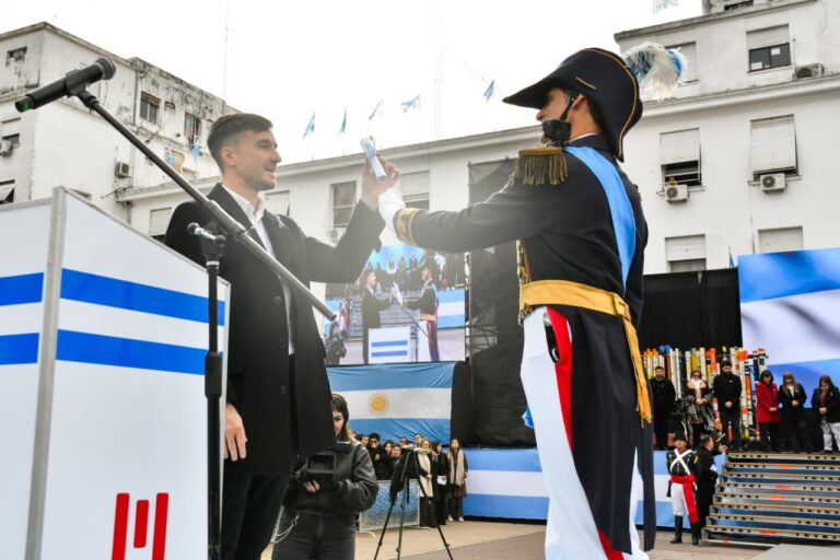 MILES DE ESTUDIANTES PROMETIERON LA BANDERA EN MORÓN